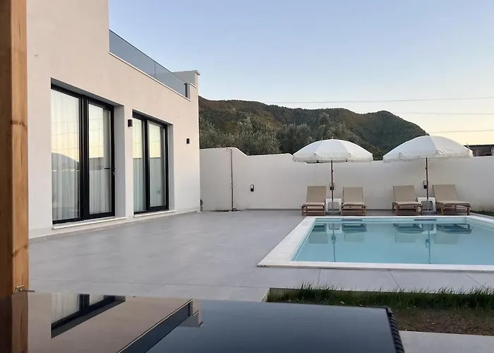 Poolside Bliss - Escape & Relax Vila *