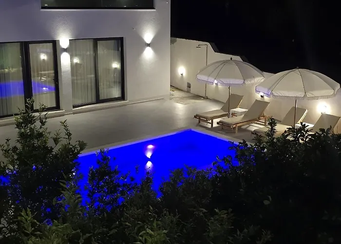 Poolside Bliss - Escape & Relax Vila *