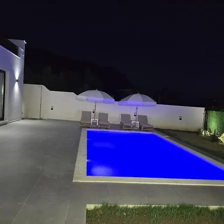 Poolside Bliss - Modern Villa فيلة Kalmet