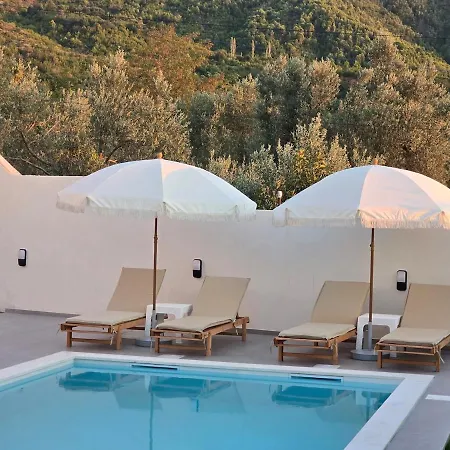 Poolside Bliss - Modern Villa فيلة Kalmet