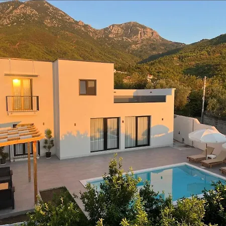 Vila Poolside Bliss - Escape & Relax