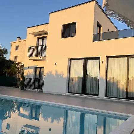 Poolside Bliss - Modern Villa فيلة Kalmet