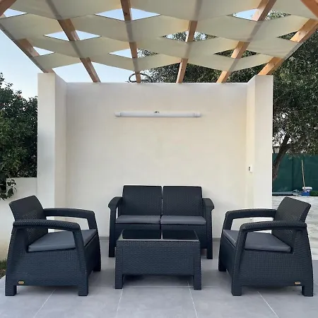 Poolside Bliss - Modern Villa فيلة Kalmet