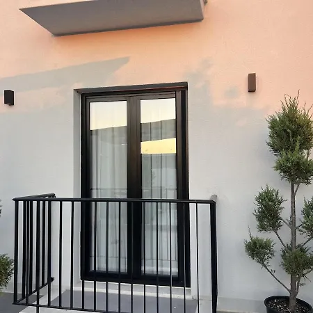 Poolside Bliss - Escape & Relax ヴィラ Kalmet