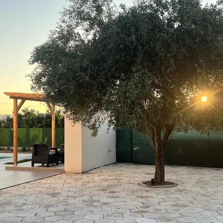 Poolside Bliss - Modern Villa فيلة Kalmet