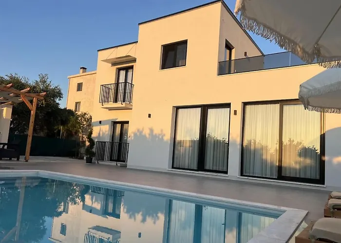 Poolside Bliss - Escape & Relax Villa Kalmet